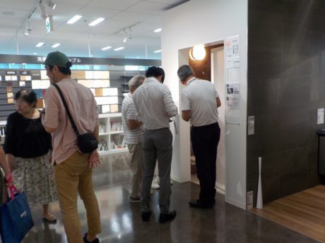 LIXILショールーム横浜 店長接客中
