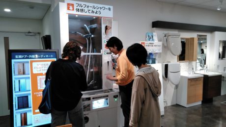 LIXILの担当者もお客様をご案内中