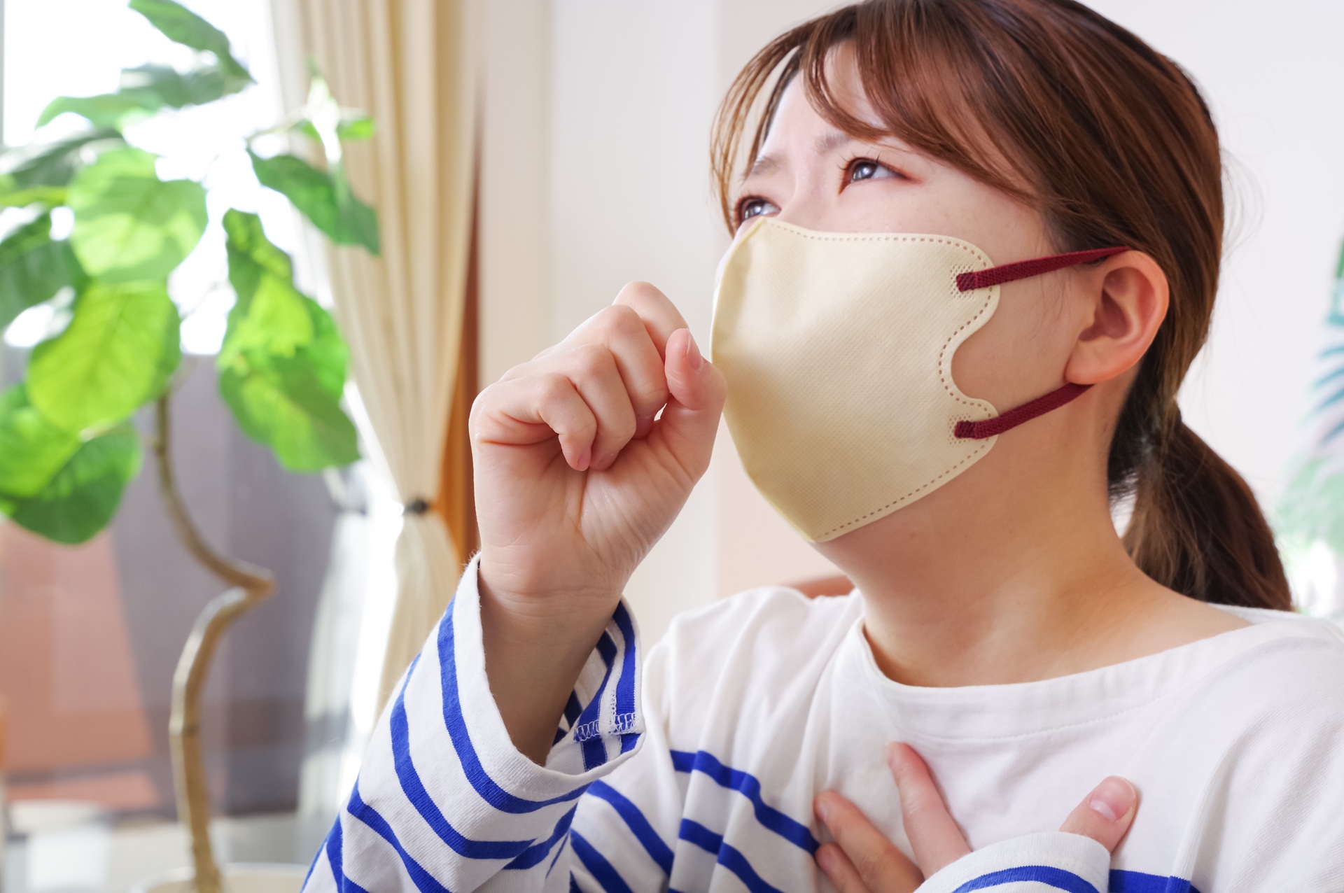 マスクをして体調の悪そうな女性