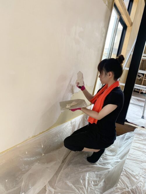 漆喰を塗る女性