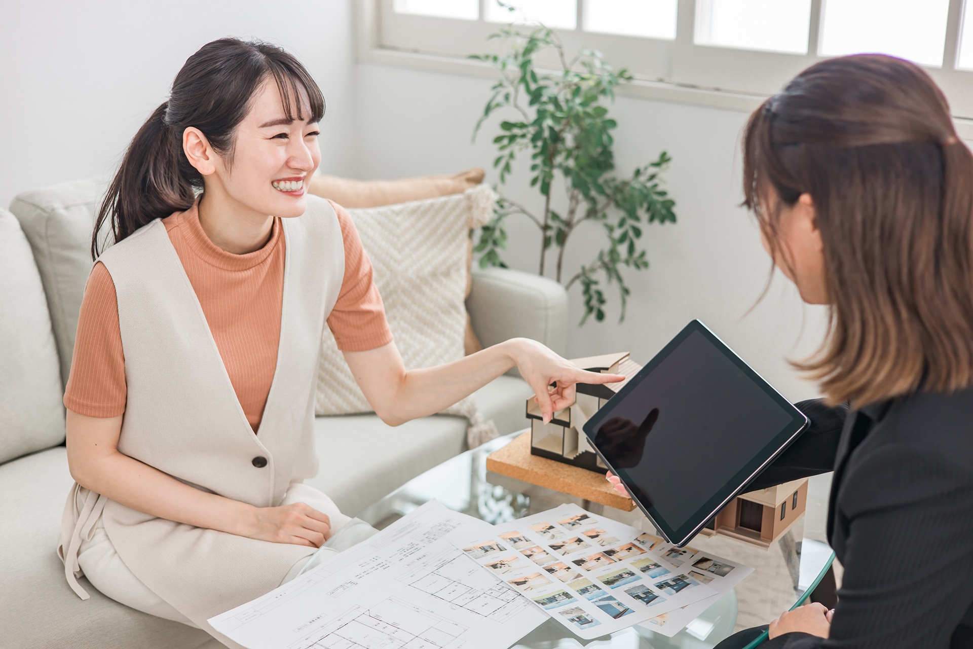 図面を見ながらマイホームの相談をする女性