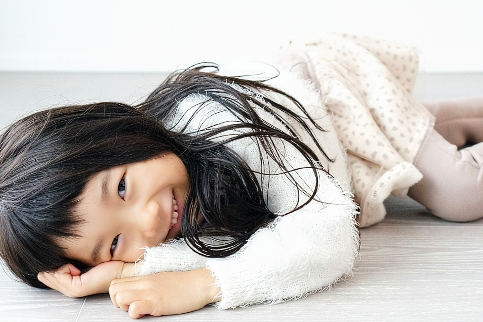 床に寝転ぶ子ども