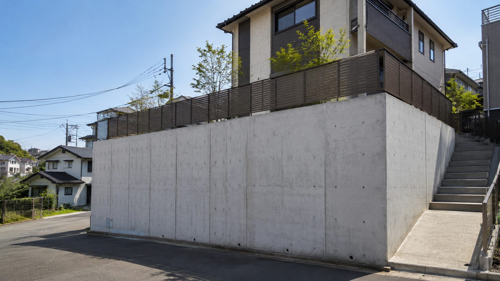 安全性を確認すべき高低差のある土地のコンクリート擁壁と敷地