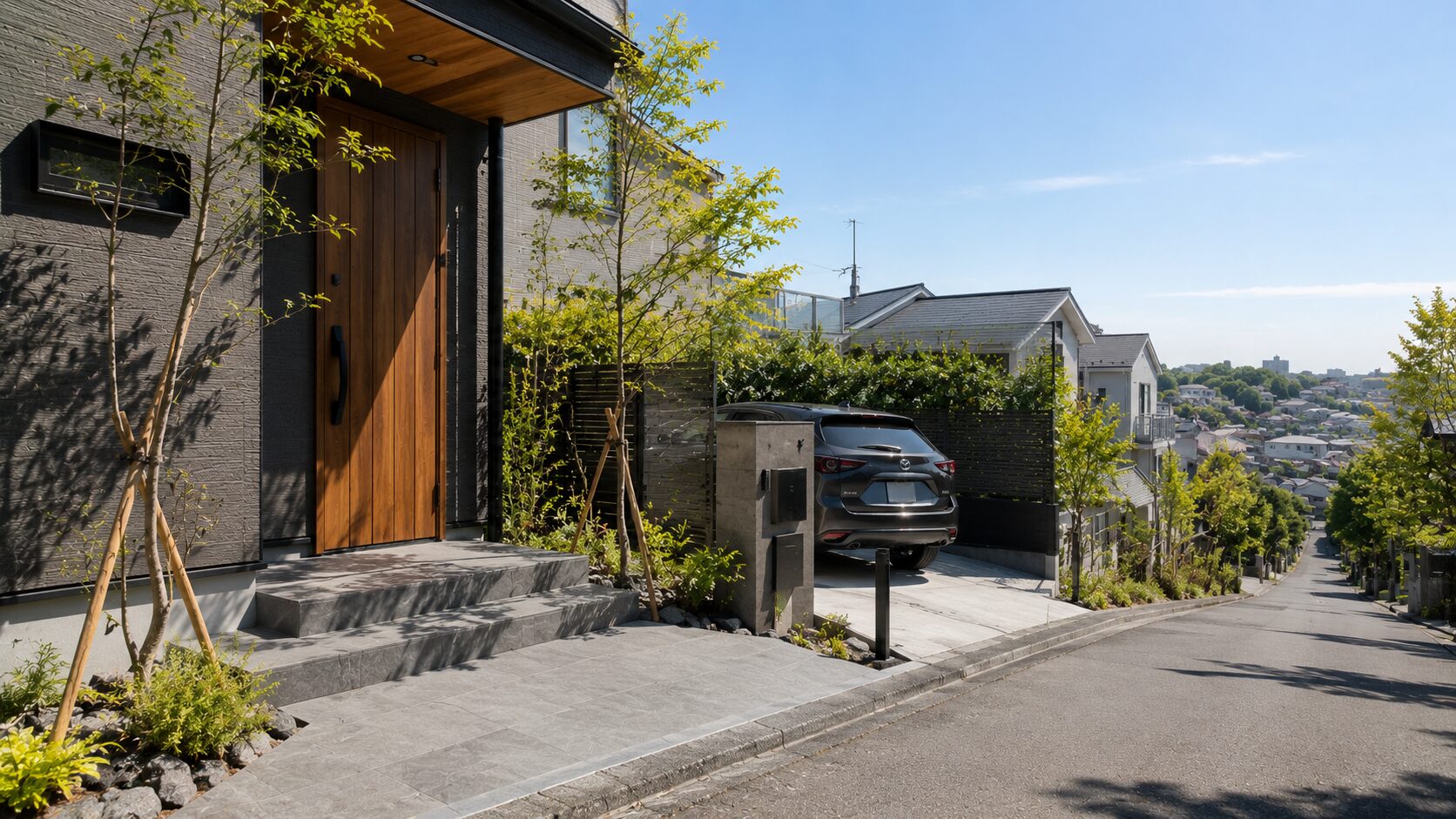 横浜の閑静な住宅街に佇む注文住宅の玄関アプローチと外構