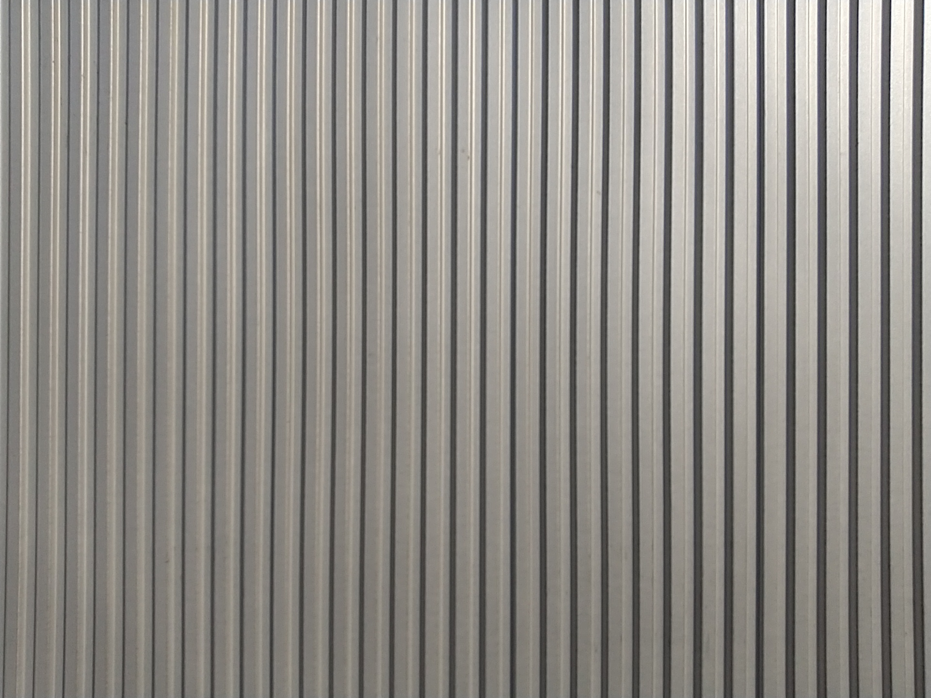 均一で美しい縦ラインが特徴的な、金属サイディング（ガルバリウム・アルミ）の外壁表面の質感