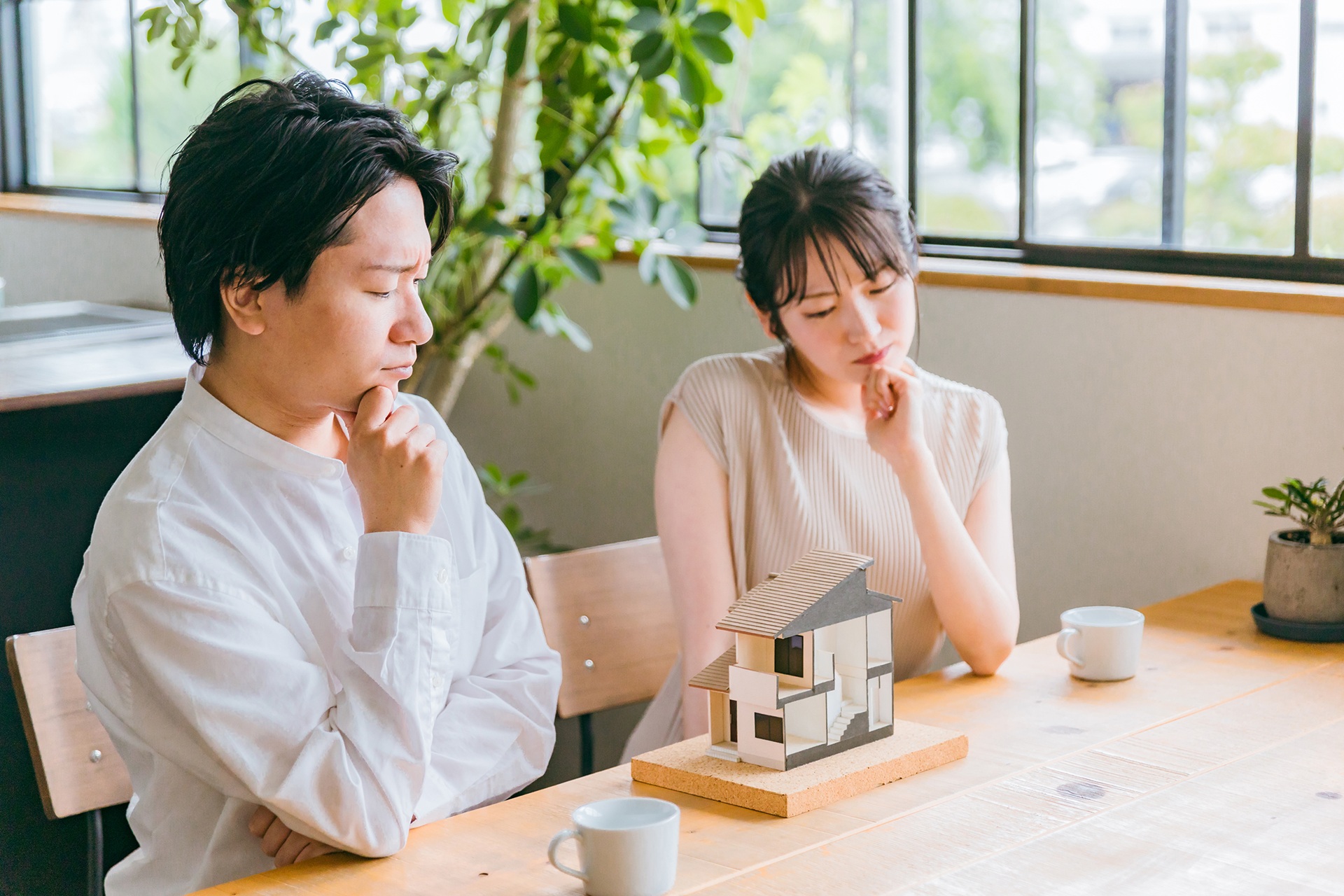 住宅に悩む男性と女性