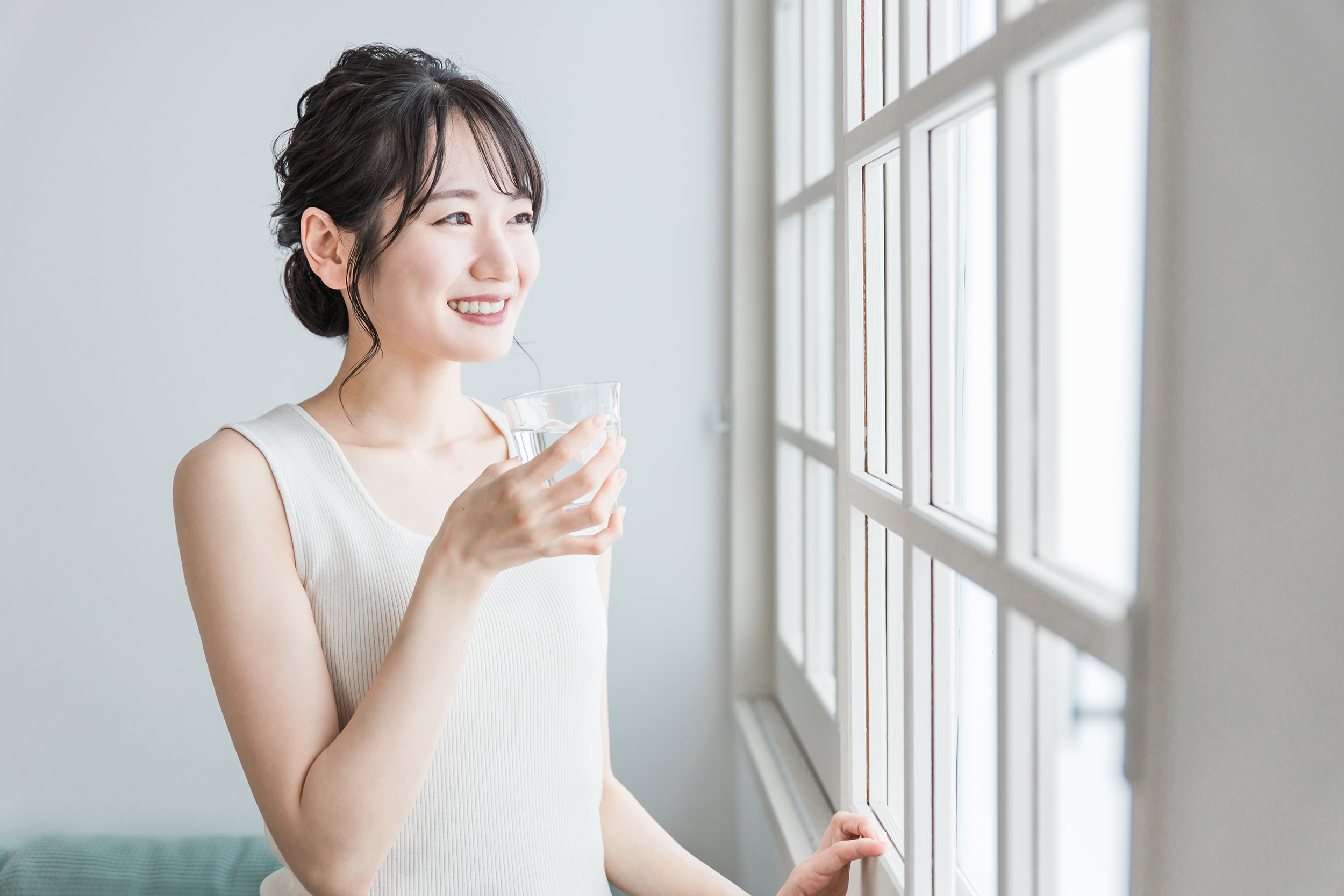 水・ミネラルウォーター・白湯を飲む女性