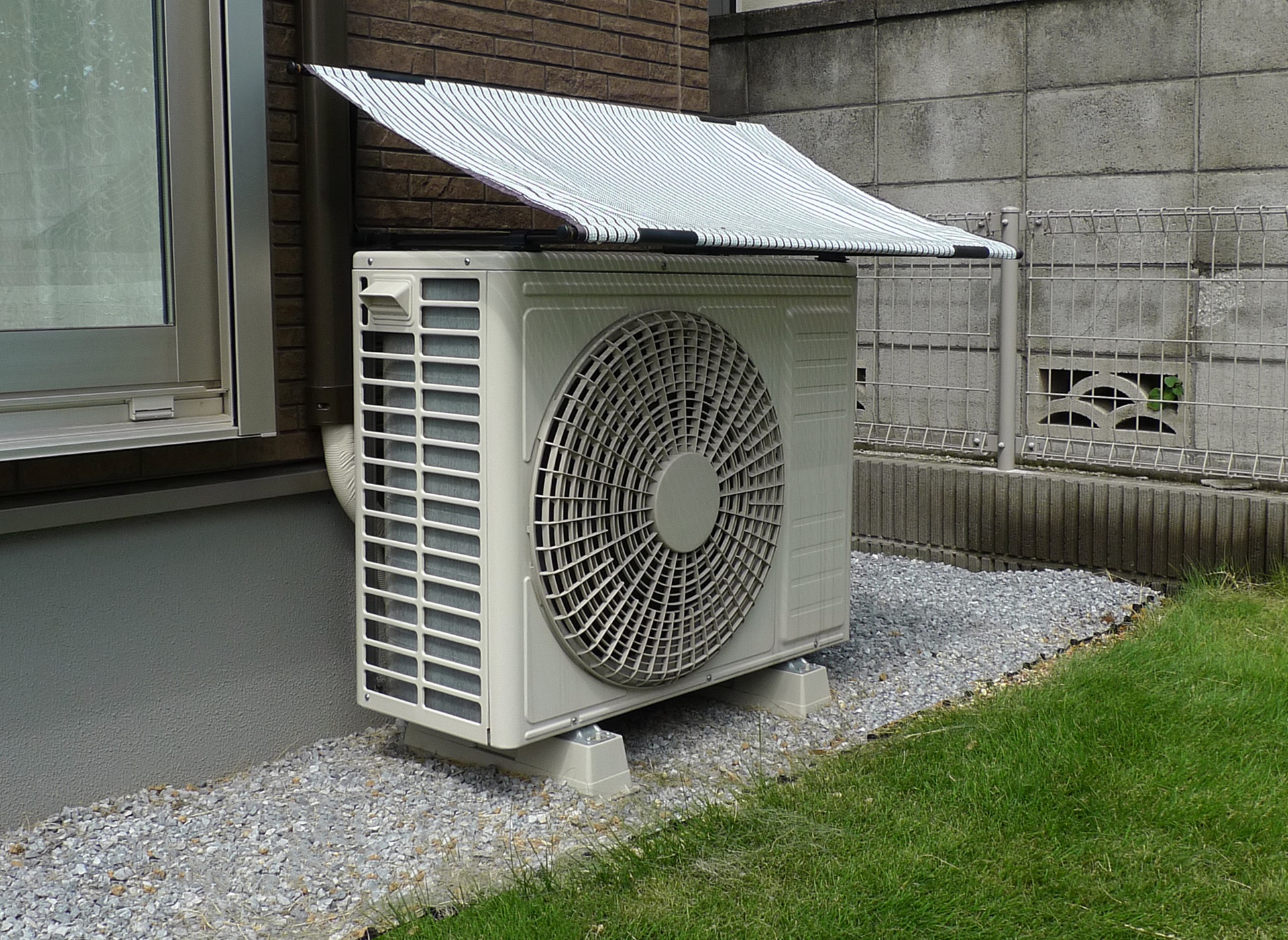 日除けしているエアコンの室外機