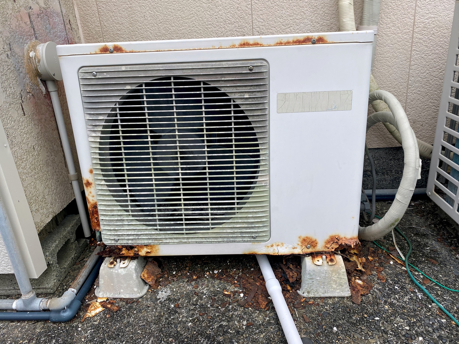 古いサビたエアコンの室外機