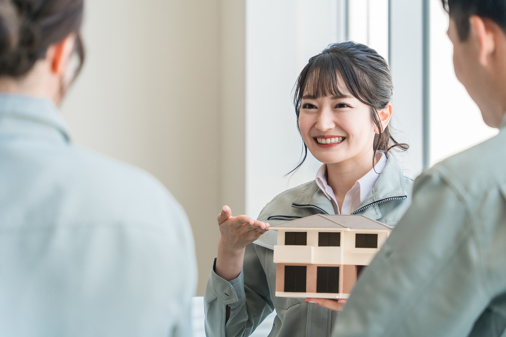打ち合わせをする作業着姿の女性設計士
