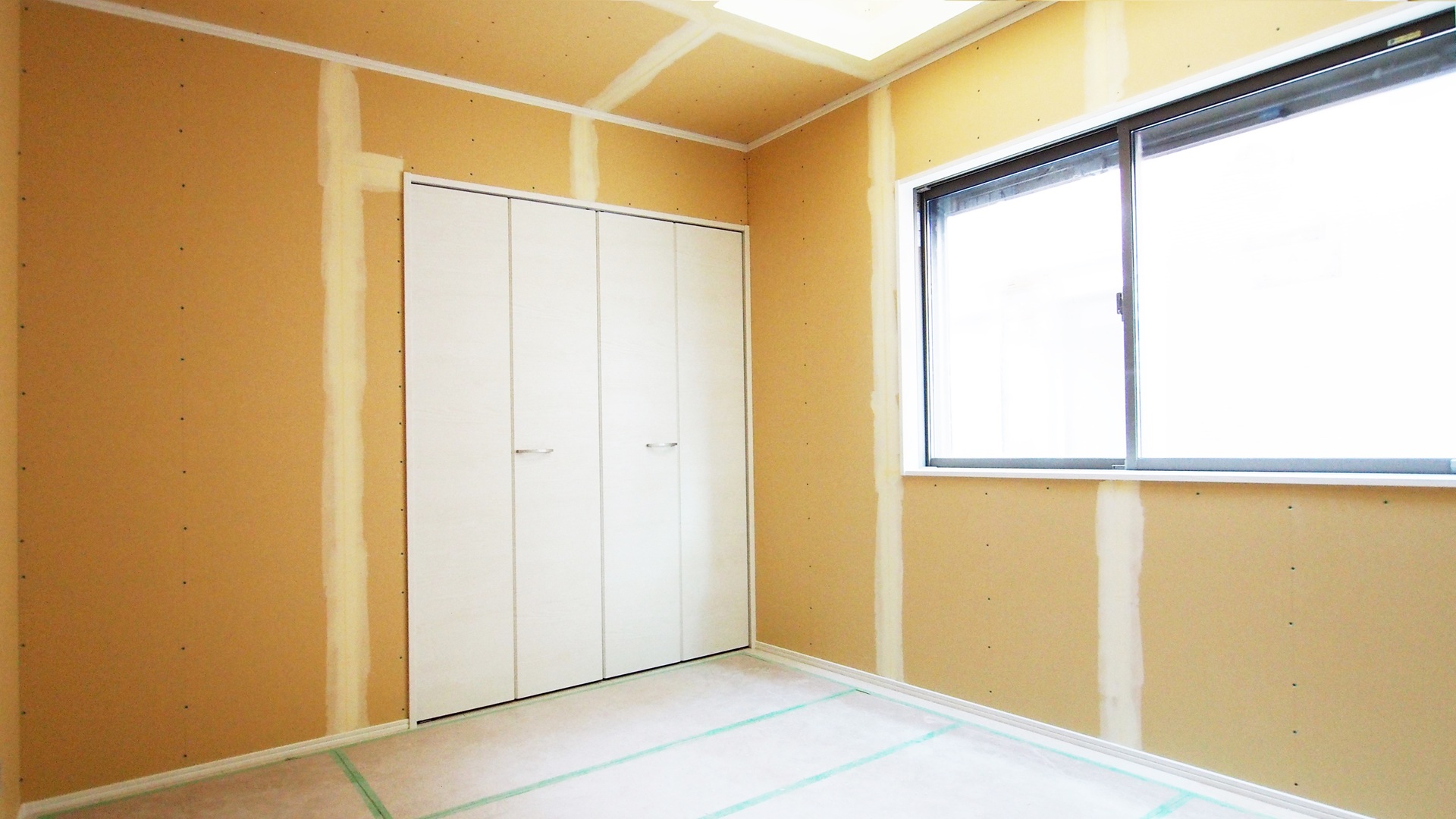 新築住宅の壁にきれいに施工された石膏ボード下地