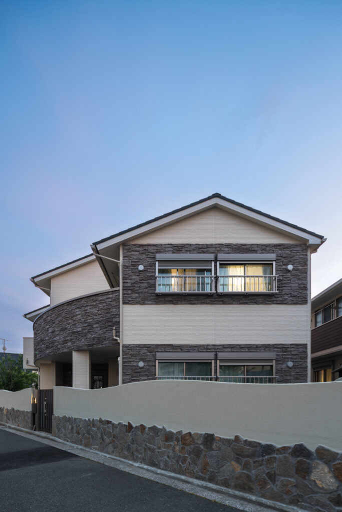 光と緑に包まれる 二世帯住宅