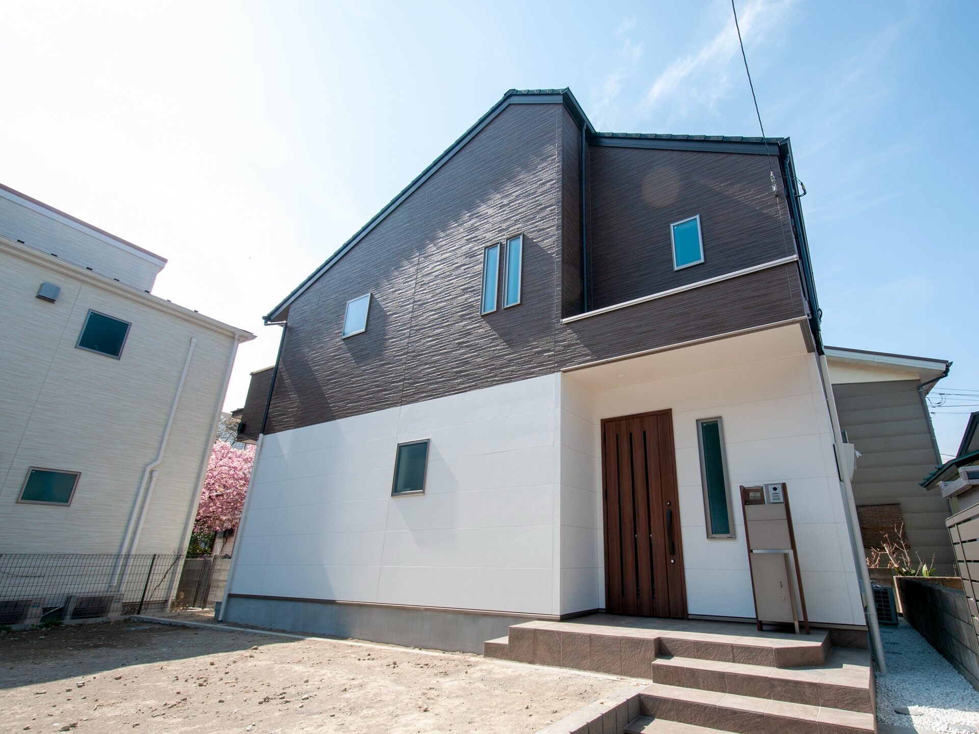 旗竿地に立つ住宅