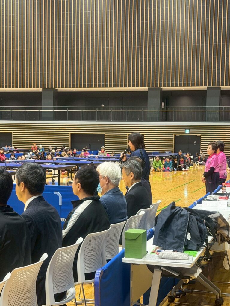 卓球大会で挨拶をする弊社佐藤