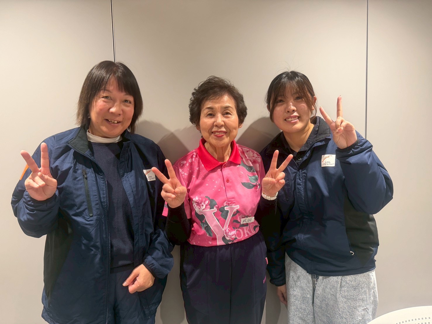 卓球大会会長と弊社社員の画像