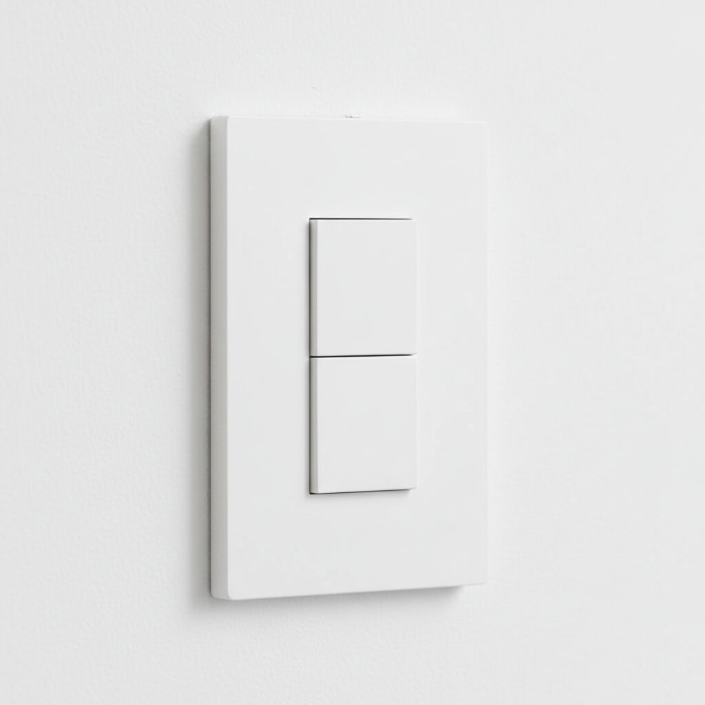 白壁に馴染むマットホワイトのNKシリーズ風ミニマルデザインスイッチ