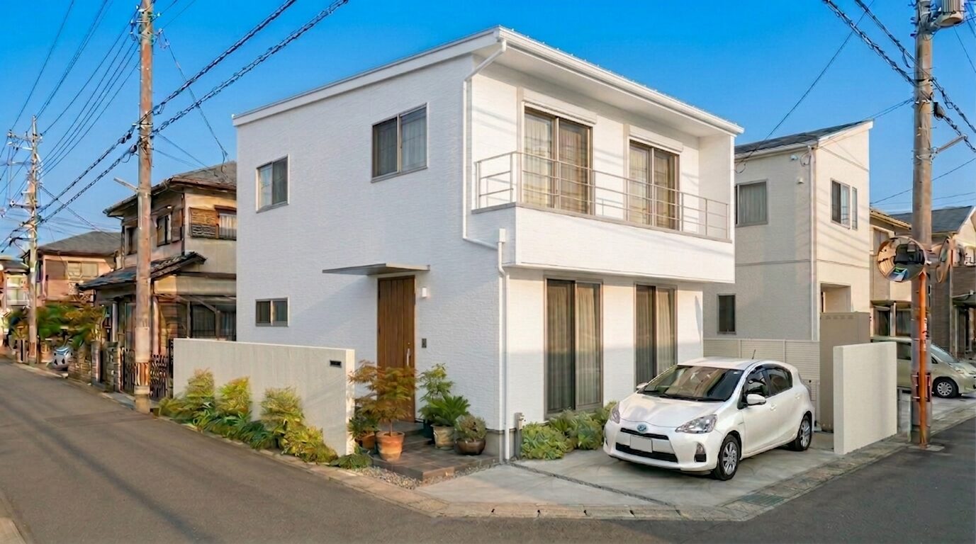 朝の光を反射して明るく清潔感に溢れるホワイトの外壁の注文住宅の外観