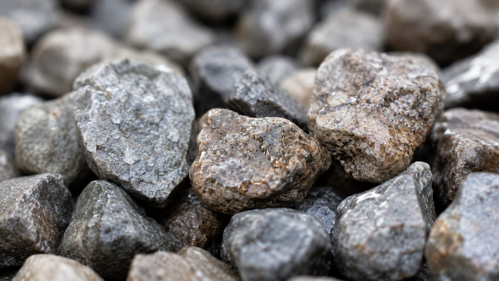 透水性を持つ天然砕石パイル工法の砕石クローズアップ